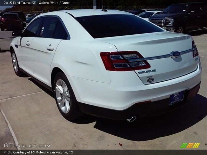 Oxford White / Dune 2015 Ford Taurus SE