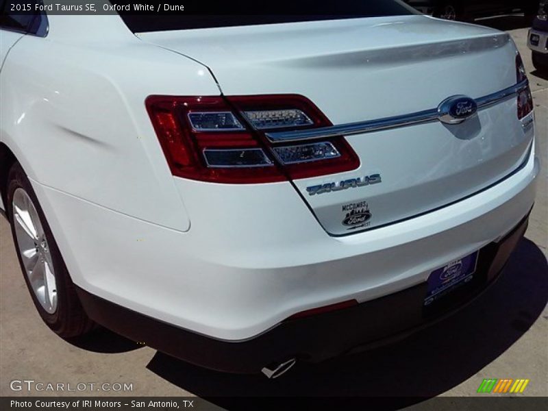 Oxford White / Dune 2015 Ford Taurus SE