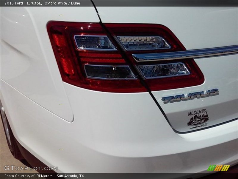 Oxford White / Dune 2015 Ford Taurus SE