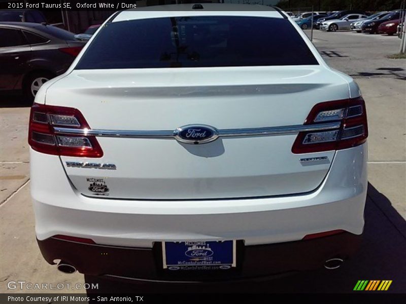 Oxford White / Dune 2015 Ford Taurus SE