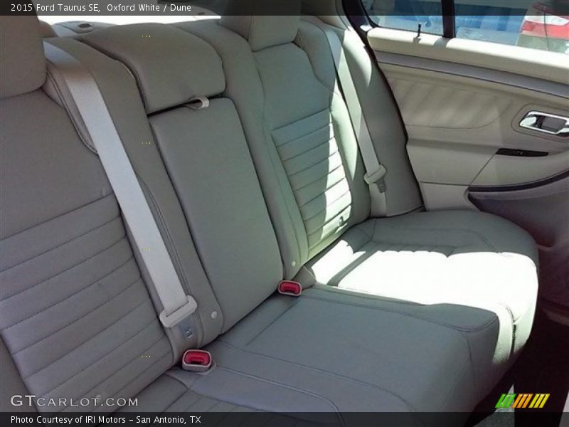 Oxford White / Dune 2015 Ford Taurus SE