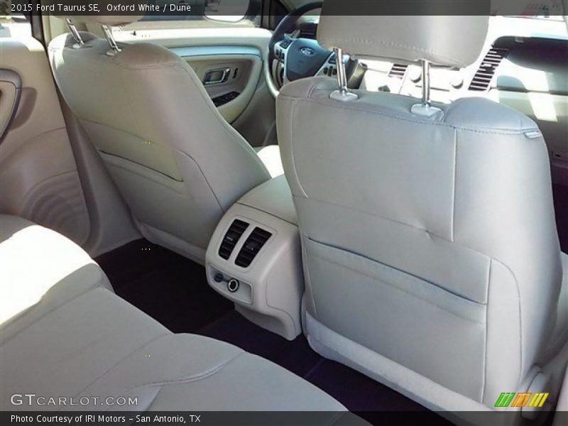 Oxford White / Dune 2015 Ford Taurus SE