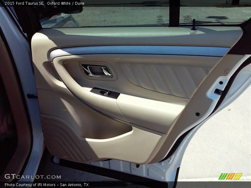 Oxford White / Dune 2015 Ford Taurus SE