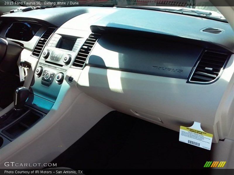 Oxford White / Dune 2015 Ford Taurus SE