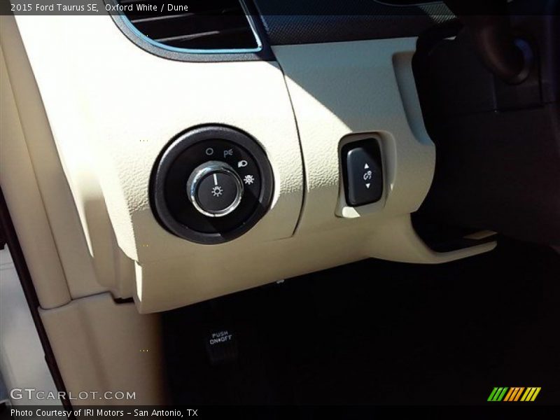Oxford White / Dune 2015 Ford Taurus SE