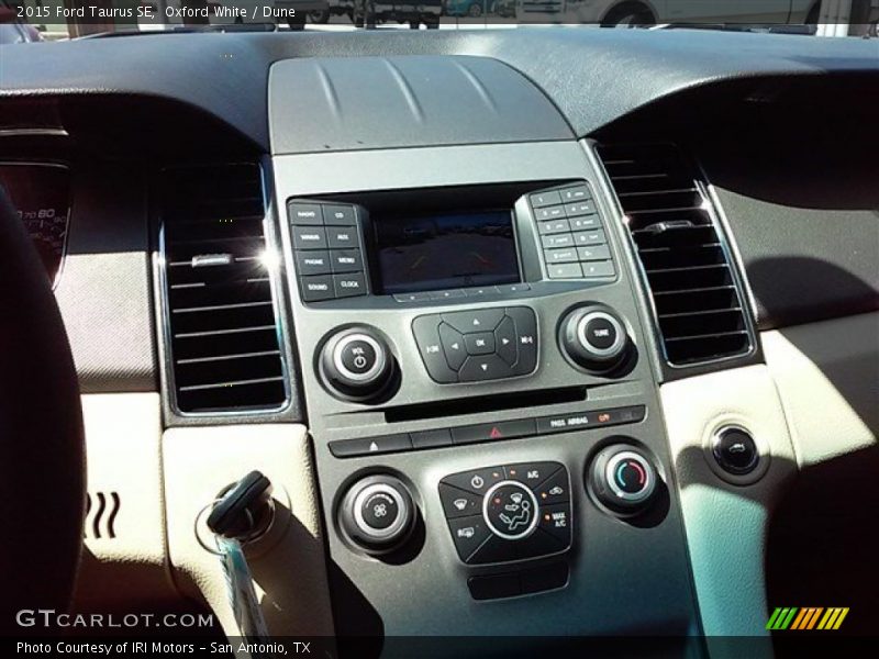 Oxford White / Dune 2015 Ford Taurus SE