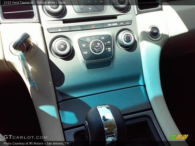 Oxford White / Dune 2015 Ford Taurus SE