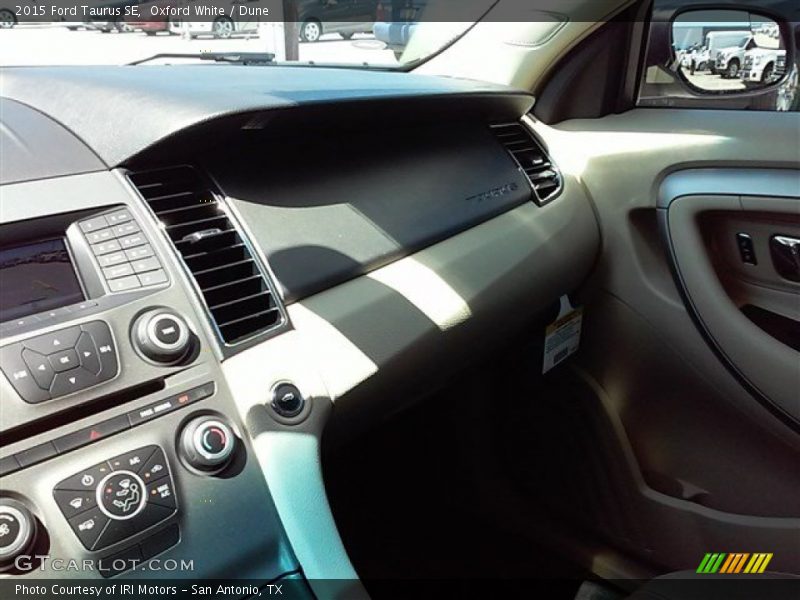 Oxford White / Dune 2015 Ford Taurus SE
