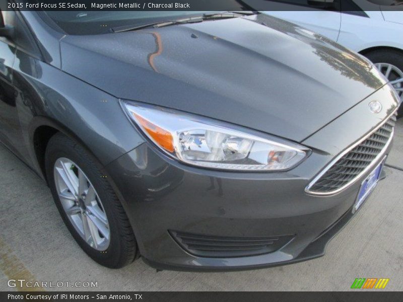 Magnetic Metallic / Charcoal Black 2015 Ford Focus SE Sedan