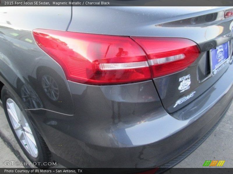 Magnetic Metallic / Charcoal Black 2015 Ford Focus SE Sedan