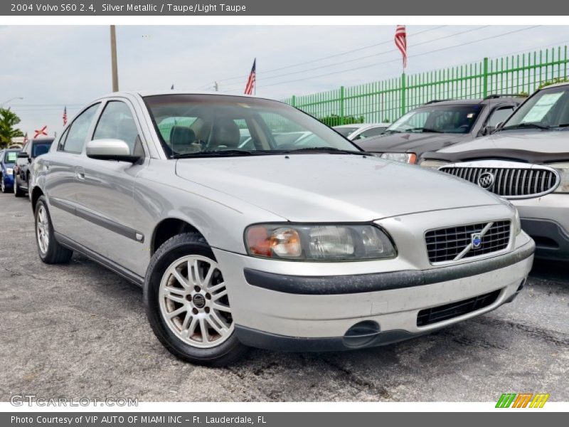 Front 3/4 View of 2004 S60 2.4