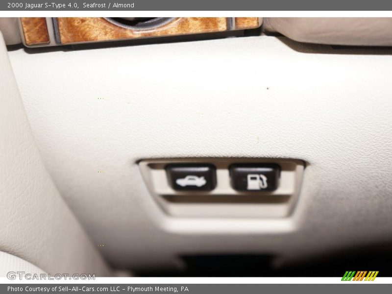 Seafrost / Almond 2000 Jaguar S-Type 4.0