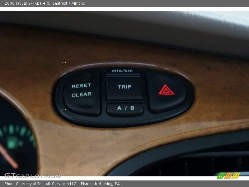 Seafrost / Almond 2000 Jaguar S-Type 4.0