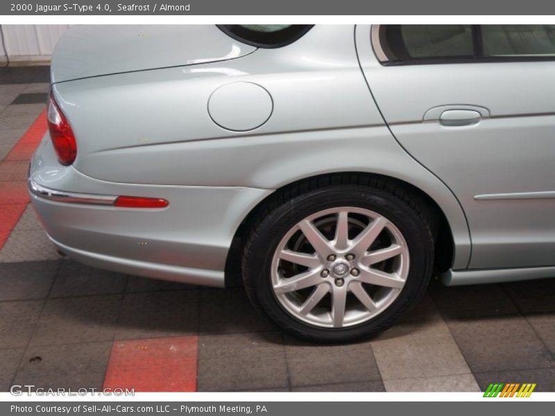 Seafrost / Almond 2000 Jaguar S-Type 4.0