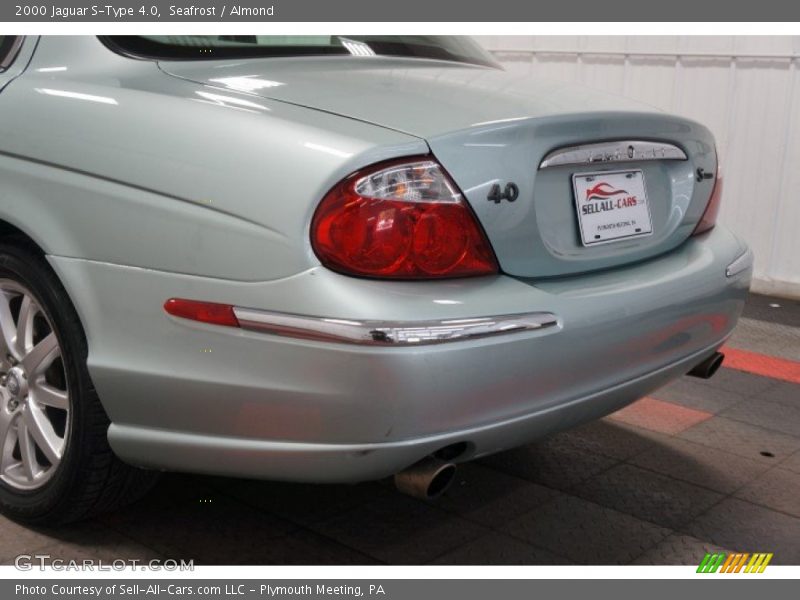 Seafrost / Almond 2000 Jaguar S-Type 4.0