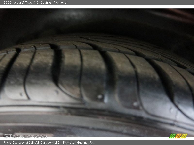 Seafrost / Almond 2000 Jaguar S-Type 4.0