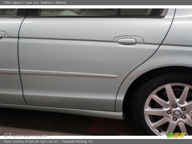Seafrost / Almond 2000 Jaguar S-Type 4.0