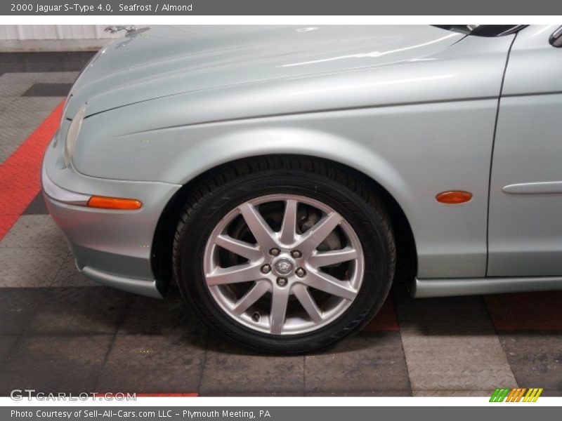 Seafrost / Almond 2000 Jaguar S-Type 4.0