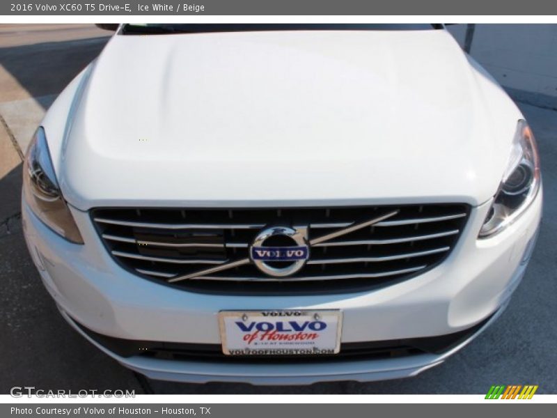 Ice White / Beige 2016 Volvo XC60 T5 Drive-E