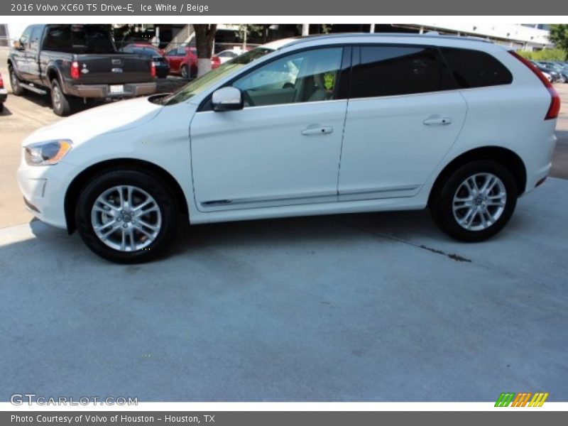 Ice White / Beige 2016 Volvo XC60 T5 Drive-E