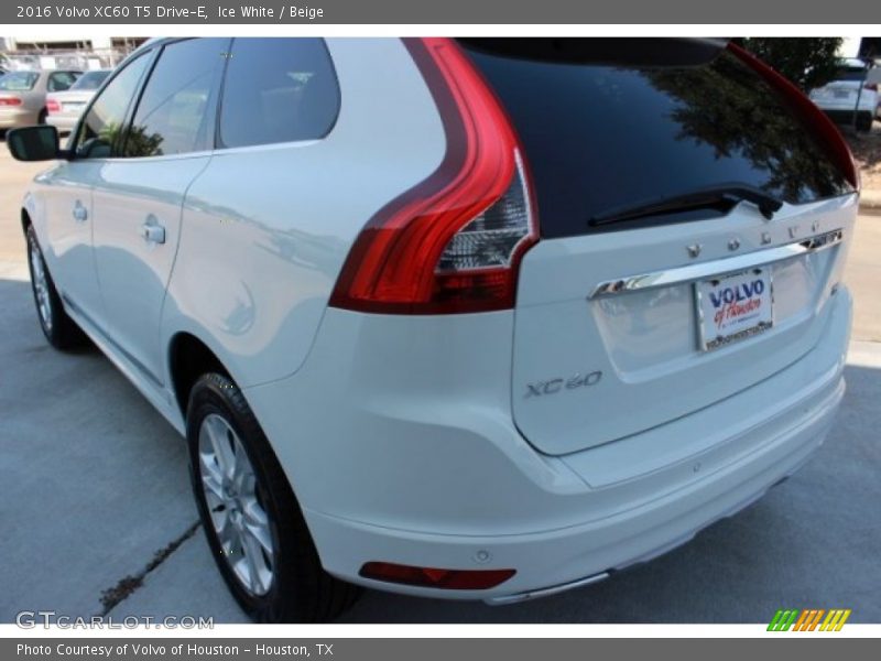Ice White / Beige 2016 Volvo XC60 T5 Drive-E
