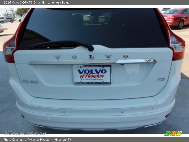 Ice White / Beige 2016 Volvo XC60 T5 Drive-E