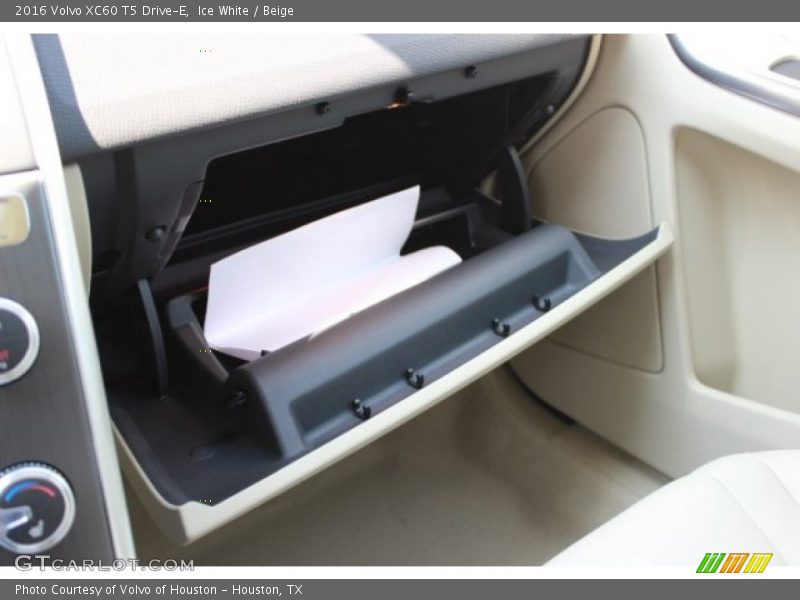Ice White / Beige 2016 Volvo XC60 T5 Drive-E