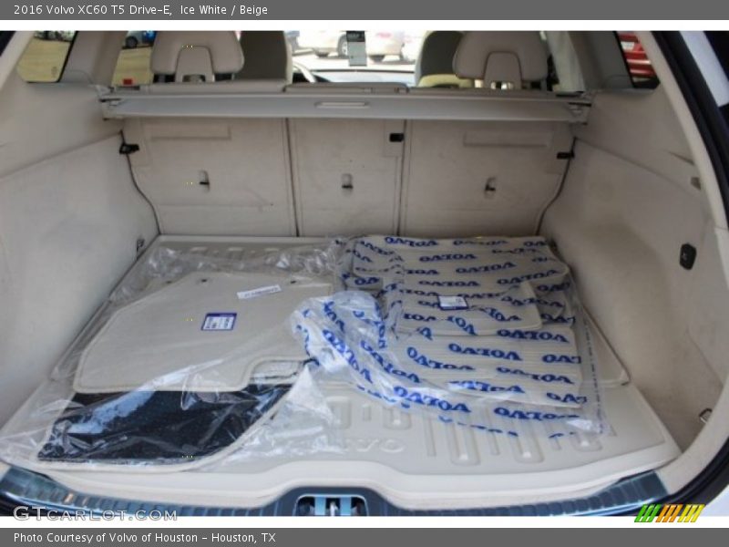 Ice White / Beige 2016 Volvo XC60 T5 Drive-E