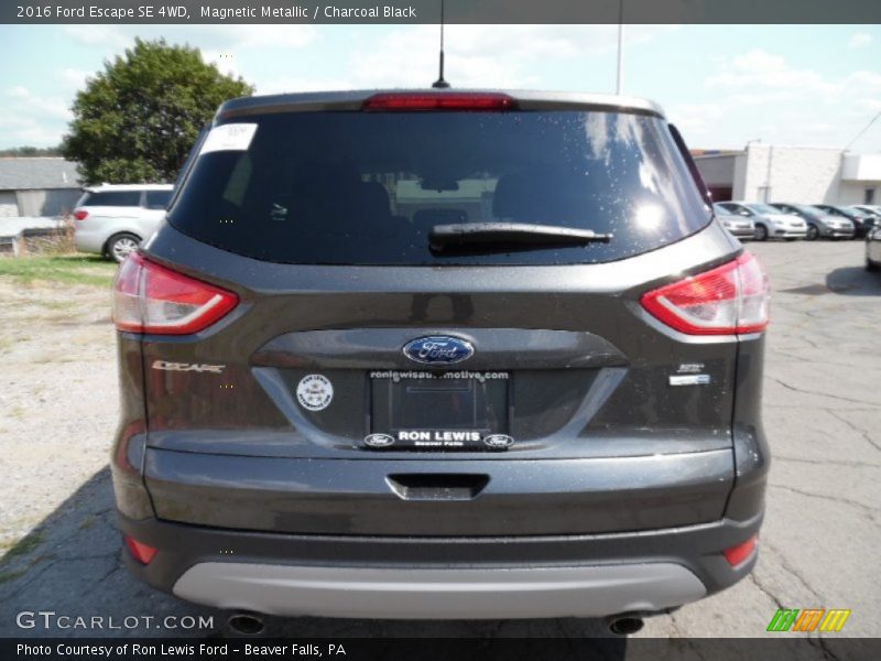Magnetic Metallic / Charcoal Black 2016 Ford Escape SE 4WD