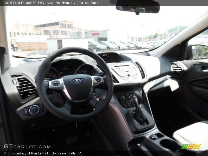 Magnetic Metallic / Charcoal Black 2016 Ford Escape SE 4WD
