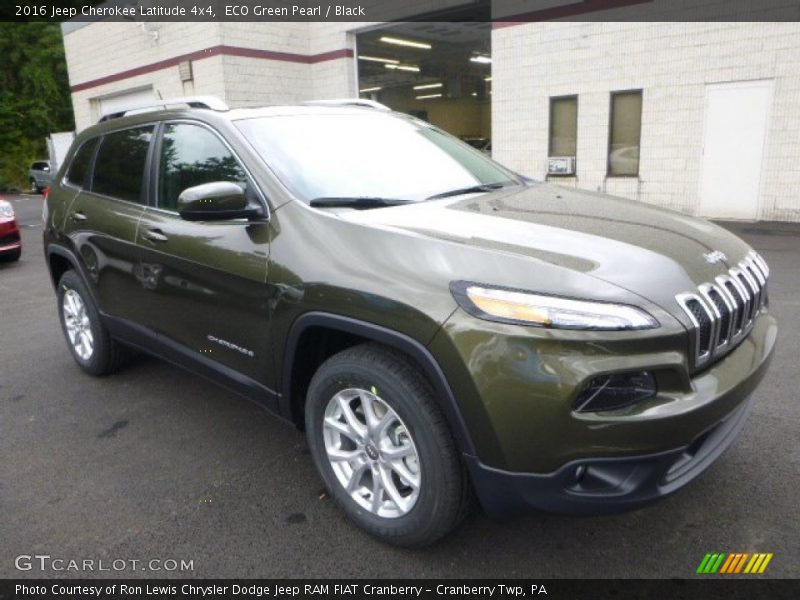 Front 3/4 View of 2016 Cherokee Latitude 4x4