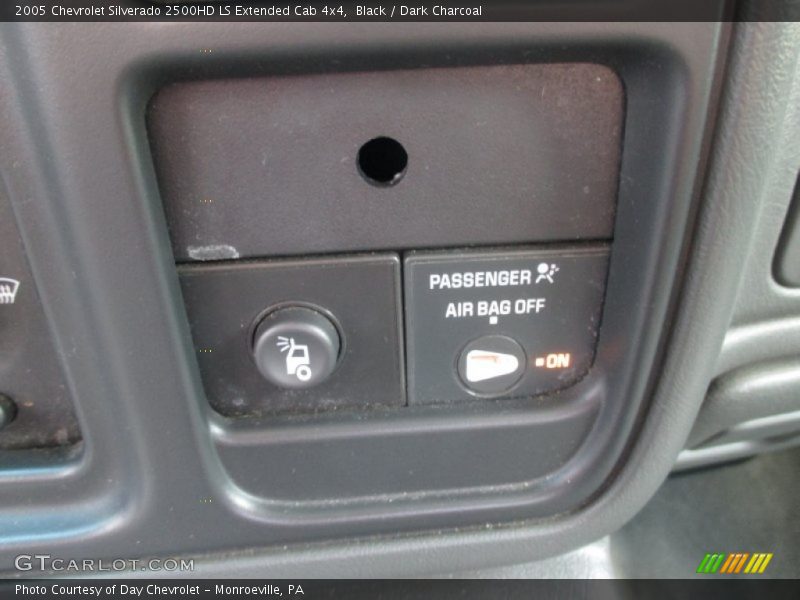 Black / Dark Charcoal 2005 Chevrolet Silverado 2500HD LS Extended Cab 4x4