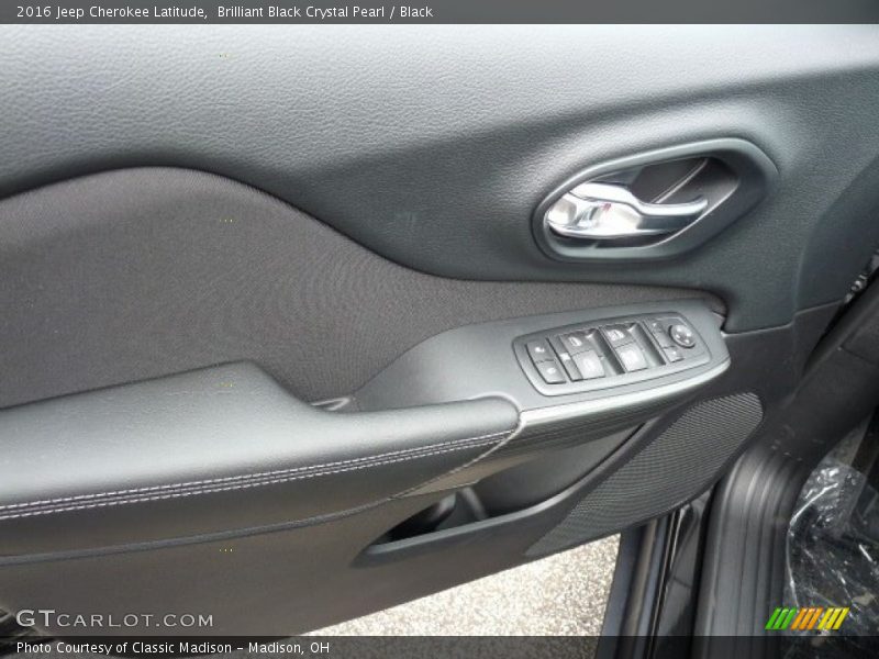 Brilliant Black Crystal Pearl / Black 2016 Jeep Cherokee Latitude