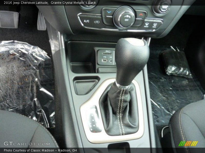 Granite Crystal Metallic / Black 2016 Jeep Cherokee Latitude