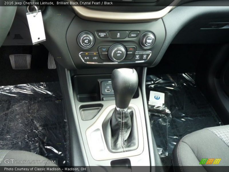 Brilliant Black Crystal Pearl / Black 2016 Jeep Cherokee Latitude