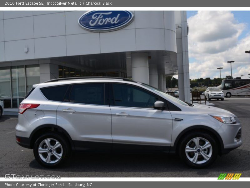 Ingot Silver Metallic / Charcoal Black 2016 Ford Escape SE