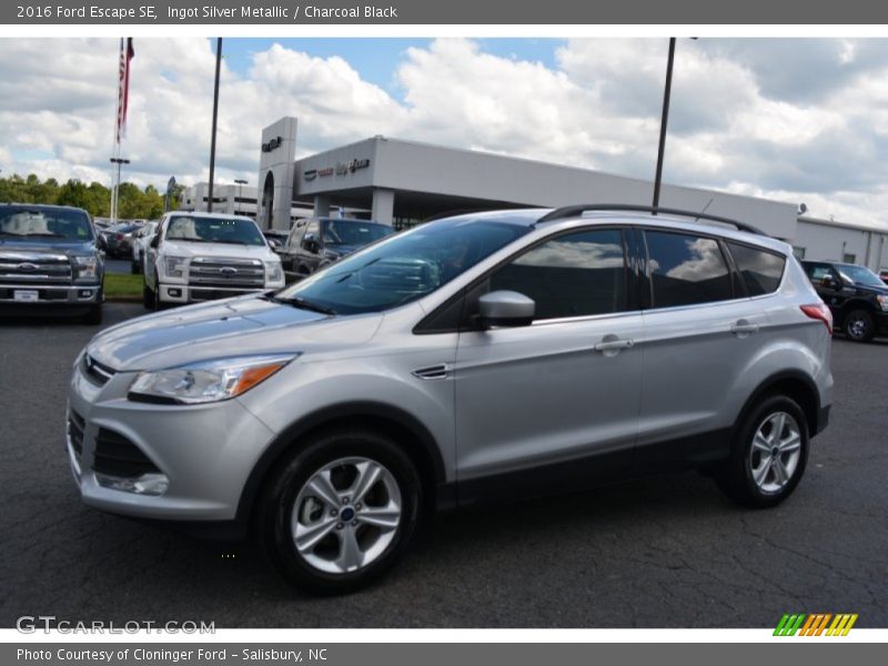 Ingot Silver Metallic / Charcoal Black 2016 Ford Escape SE