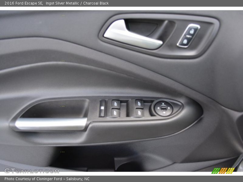 Ingot Silver Metallic / Charcoal Black 2016 Ford Escape SE