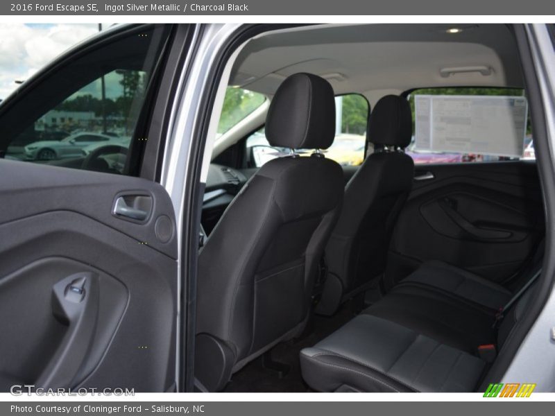 Ingot Silver Metallic / Charcoal Black 2016 Ford Escape SE