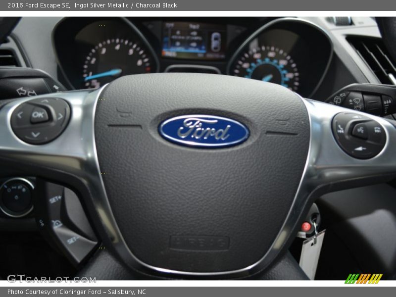 Ingot Silver Metallic / Charcoal Black 2016 Ford Escape SE