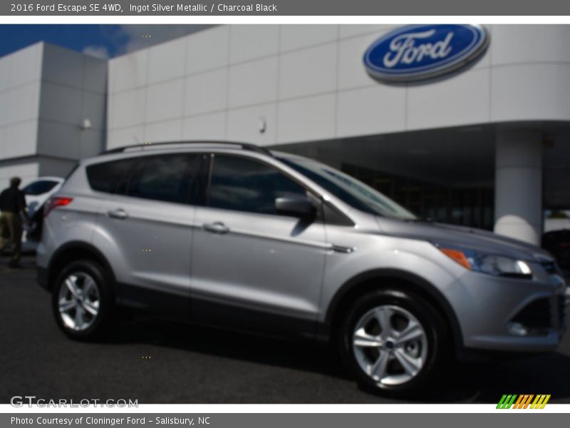 Ingot Silver Metallic / Charcoal Black 2016 Ford Escape SE 4WD