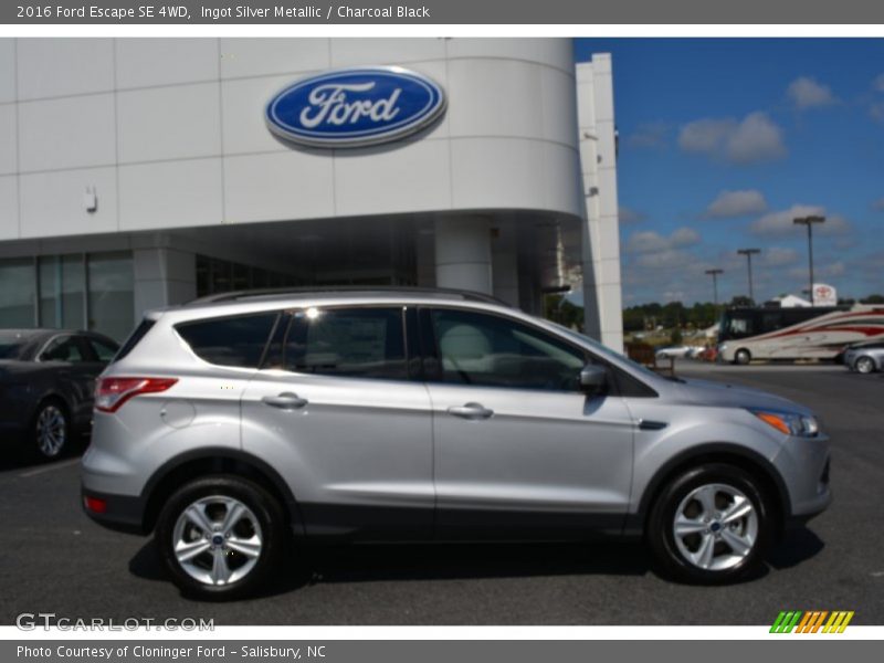 Ingot Silver Metallic / Charcoal Black 2016 Ford Escape SE 4WD
