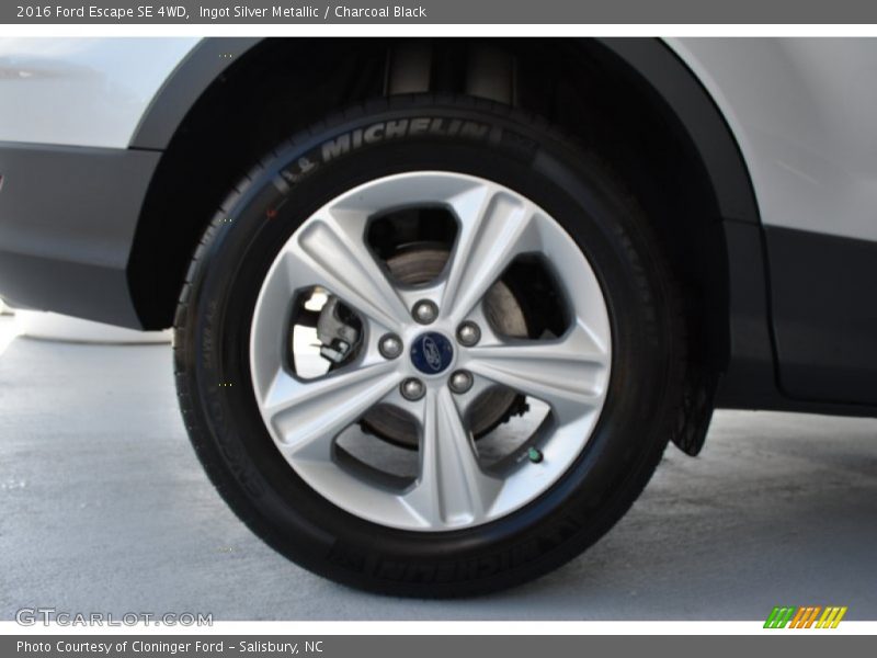 Ingot Silver Metallic / Charcoal Black 2016 Ford Escape SE 4WD