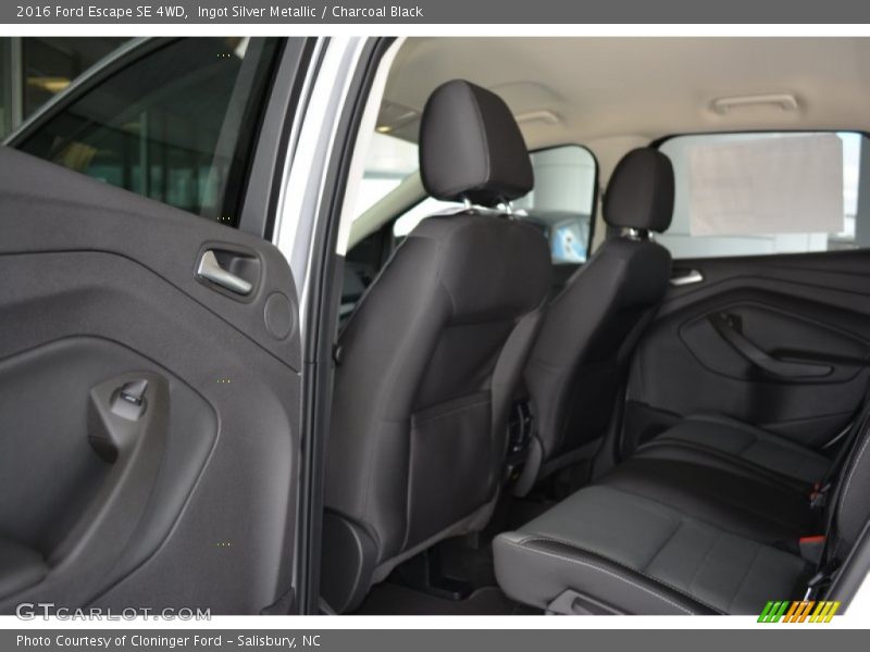 Ingot Silver Metallic / Charcoal Black 2016 Ford Escape SE 4WD