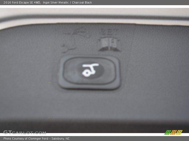 Ingot Silver Metallic / Charcoal Black 2016 Ford Escape SE 4WD