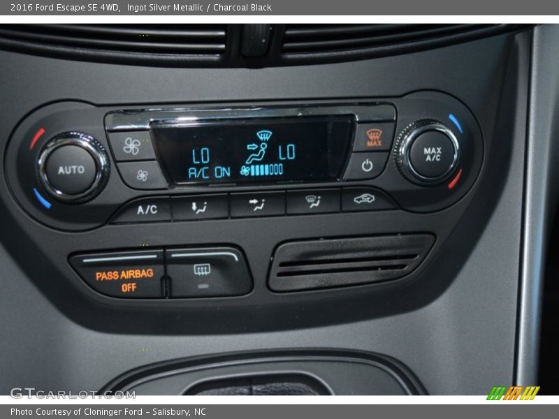 Ingot Silver Metallic / Charcoal Black 2016 Ford Escape SE 4WD