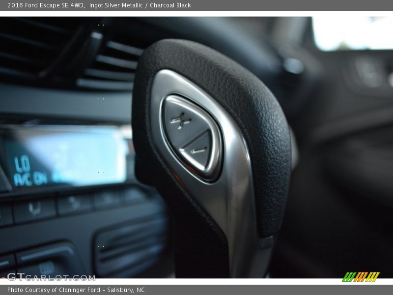 Ingot Silver Metallic / Charcoal Black 2016 Ford Escape SE 4WD