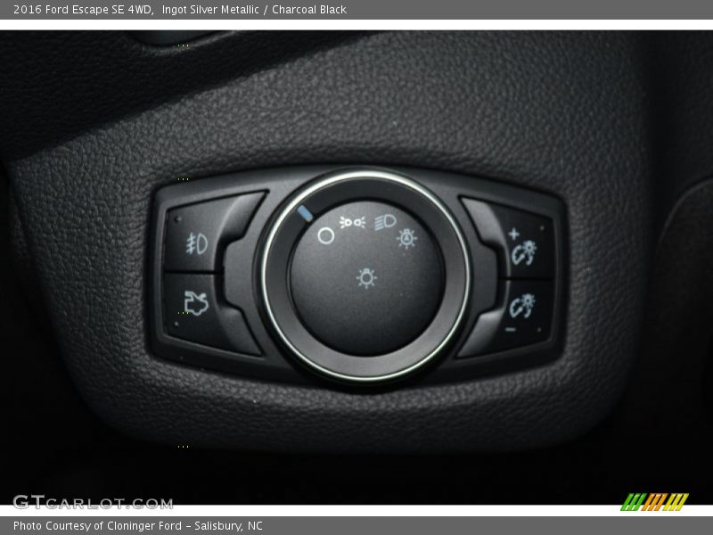 Ingot Silver Metallic / Charcoal Black 2016 Ford Escape SE 4WD