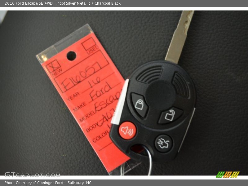 Ingot Silver Metallic / Charcoal Black 2016 Ford Escape SE 4WD
