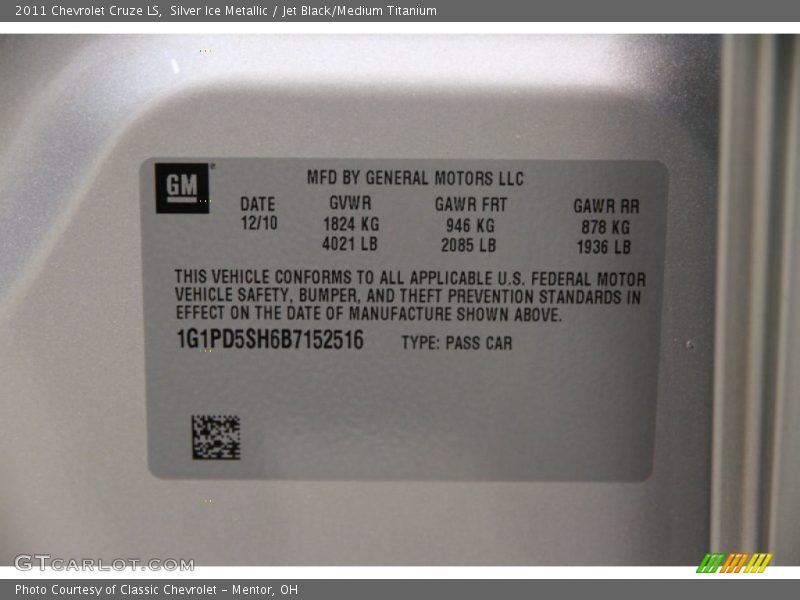 Silver Ice Metallic / Jet Black/Medium Titanium 2011 Chevrolet Cruze LS